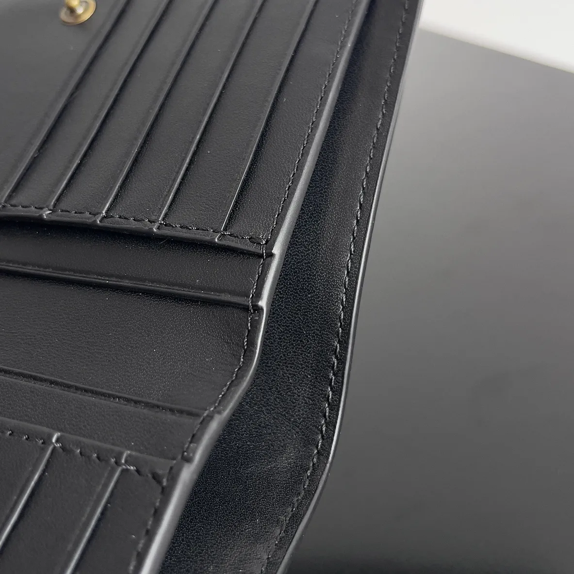 Batch 960 of BOTTEGA VENETA’s new woven small wallets are now shipping! ! ! 🥰🥰Made of carefully selected first-layer sheepskin fabric, this small luxury wallet has an elegant appearance and is also full of practicality. It can store change, driver's license and various cards at the same time. It is so small that it can be put in your pocket and carried with you. It is really convenient [Applause][Applause] Style No.: 667468 Size: 14.5*9.3*2cm